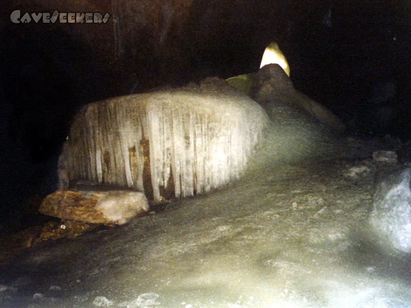 Schwarzmooskogel Eishöhle: Bizarre Felseinschlüsse.