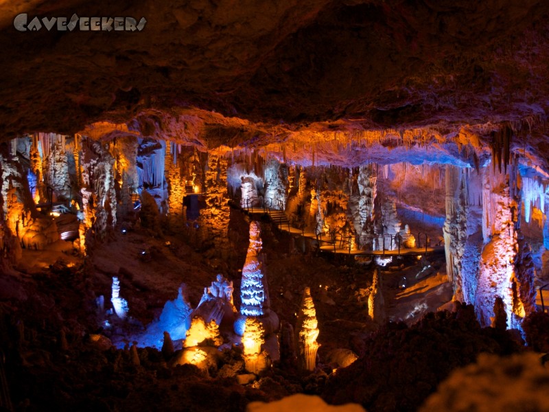 Soreq Cave - So stellt sich der Tourist seine Schauhöhle vor. Schön groß - keine Engstellen - und vor allem: bunt!