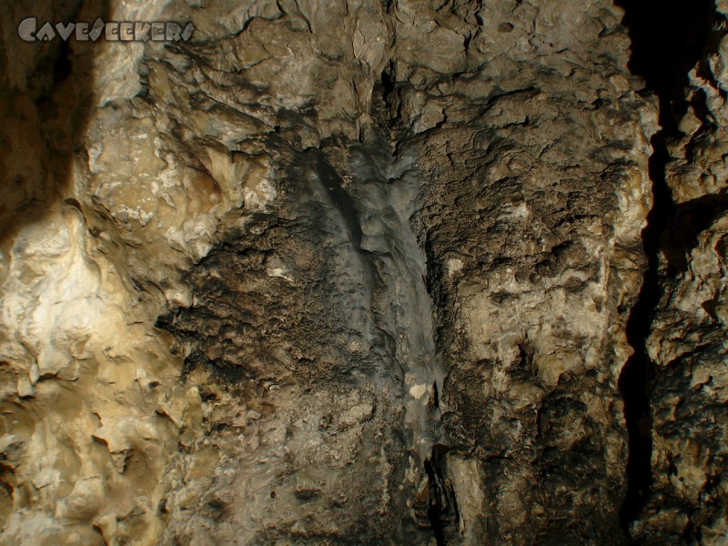 Teufelsbrunnen: Höhlemimpressionen über dem Wasser.