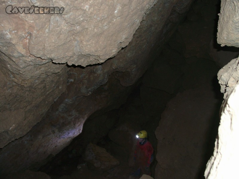 Warm Kalt Höhle: Herr Anders in der tiefsten vorgefundenen Halle. 2-5 Caveseekers wäre hier sicherlich in der Lage in wenigen Stunden den Durchbruch zu neuen, unentdeckten Höhlenteilen zu brechen - sofern die Hilti mit ihnen ist.