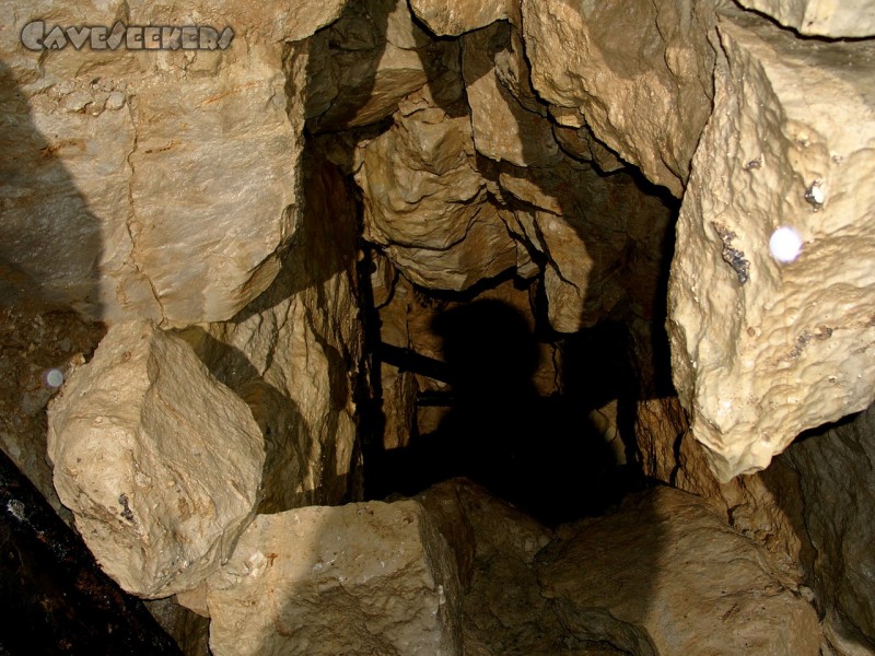 X-Akten Höhle: Schatten des Herrn W. vor einer verlassenen Grabungsstelle in der Verbruchhalle.